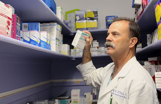 El doctor Brian Stigall de Hill Country Medical Associates dice que le preocupa el costo de los inhaladores y guarda muestras para sus pacientes de Medicare, como Juanita Milton. "Creo que todos lo hacemos porque queremos ayudar a nuestros pacientes", dice Stigall.