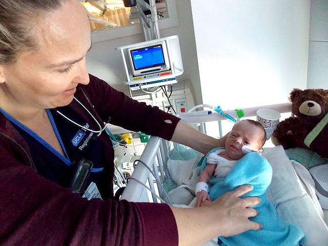 La enfermera Cristal Cauble revisa a Samuel, de 2 semanas de edad, en la unidad de cuidados intensivos neonatales (UTIN) del Centro Médico Ronald Reagan de la UCLA. La UCIN es una zona libre de apretones de manos, donde se desanima a los doctores, enfermeras y otras personas que se estrechan las manos.