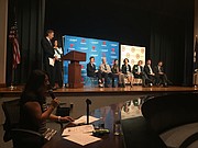 FORO. Autoridades del condado de Fairfax, Virginia, dirigentes comunitarios y de CASA durante el panel de discusión sobre inmigración.
