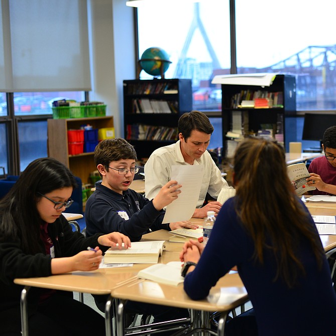El Senador Joe Boncore (a la derecha) se unió al club de lectura con estudiantes de las escuelas Brooke Charter School East Boston y Eliot K-8 Innovation School