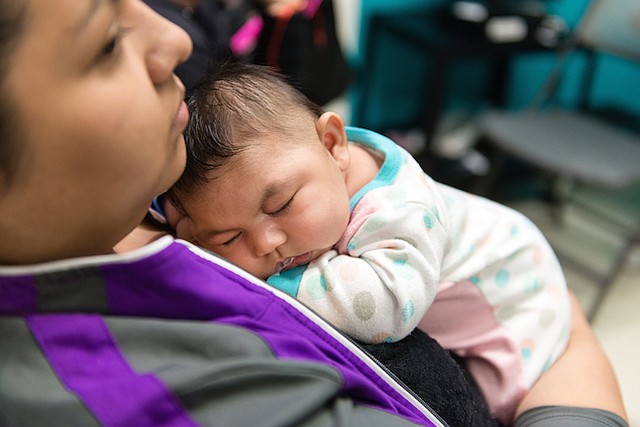 Jessica Ríos sostiene a su sobrina Aryanna Guadalupe Sánchez-Ríos como los babynaps entre los exámenes en el Hospital de Niños de Seattle el 5 de mayo de 2017.