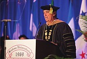 NO HAY EXCUSAS. José F. Méndez: "Nunca es tarde para estudiar. La edad no es una excusa."