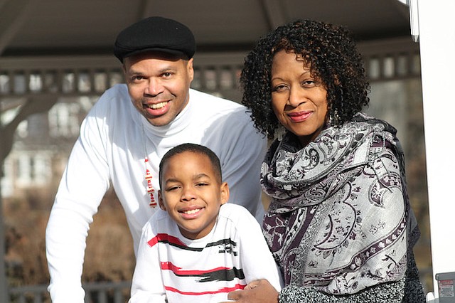 Paulette Thompson-Clinton, una ministra con cáncer de pecho que se ha extendido a sus huesos, está con su esposo e hijo. Thompson-Clinton dijo que ella "despidio" un oncólogo por ser demasiado negativo. 