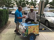 CLIENTE. Los adultos también disfrutan los helados de Don Abundio Márquez.