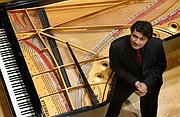 Jesús Daniel quería tocar el piano, pero su papá se opuso ya que a su juicio, se trataba de un “instrumento de mariquitas”.