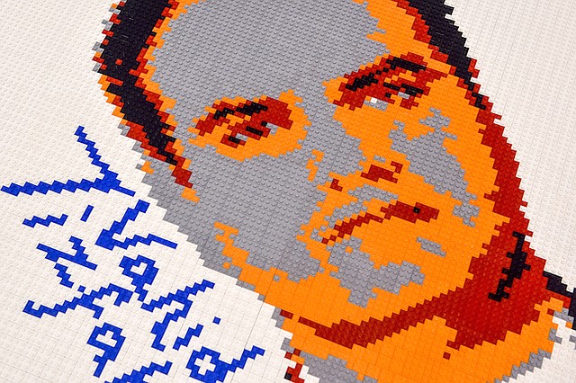 La exposición "Ai Weiwei: Trace at Hirshhorn" cuenta con revestimientos de suelo hechos enteramente de Legos que llevan retratos de defensores de derechos civiles y de la libertad de expresión en el Museo Hirshhorn.
