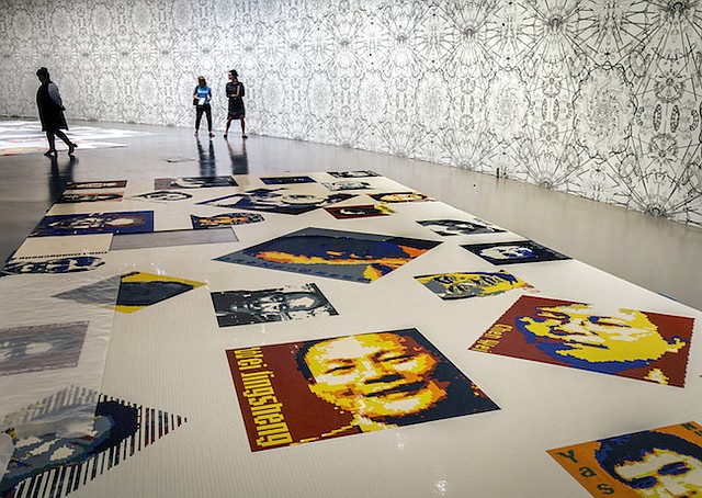 En "Trace", los ladrillos de Lego crean imágenes pixeladas de 157 hombres y 19 mujeres de 30 países, entre ellos Nelson Mandela, Martin Luther King Jr., la periodista rwanesa Agnes Uwimana Nkusi y disidente chino y ganador del Premio Nobel de la Paz Liu Xiaobo.