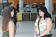 Juliet Brisson (izq.) y Angelina Campos charlan mientras hacen sus compras en el centro comercial Arden Fair de Sacramento el 19 de junio.
