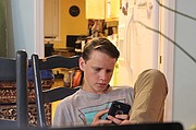 Andy Knox revisa su teléfono en su casa en Davis, California, el 19 de junio.