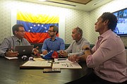 LA ENTREVISTA. De izq. a der.: Miguel Guilarte, Editor de El Tiempo Latino, Francisco Márquez, Carlos Madriz y Gonzalo Pacanins, los tres activistas que participaron en la entrevista a la que también asistió la representante de prensa de Lucha Democrática, Virginia Gamboa.
