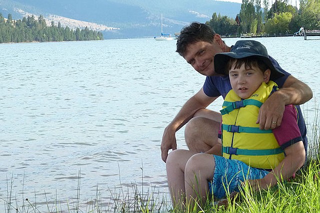 Ben Long, de Kalispell, Montana, se preocupa porque su hijo Aidan, quien sufre de graves convulsiones, podría quedar sin cobertura del Medicaid si los republicanos en el Senado aprueban la propuesta para reemplazar la ley de salud.