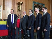 Julio Henríquez (der.) junto a panelistas y congresistas
