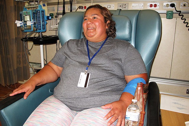 Brenda Aldana, de 34 años, durante su cita mensual en el Clinical Center de los NIH, en junio, en la que recibe medicación intravenosa para tratar su artritis. Aldana fue diagnosticada con lupus hace nueve años y participa de un estudio médico.
