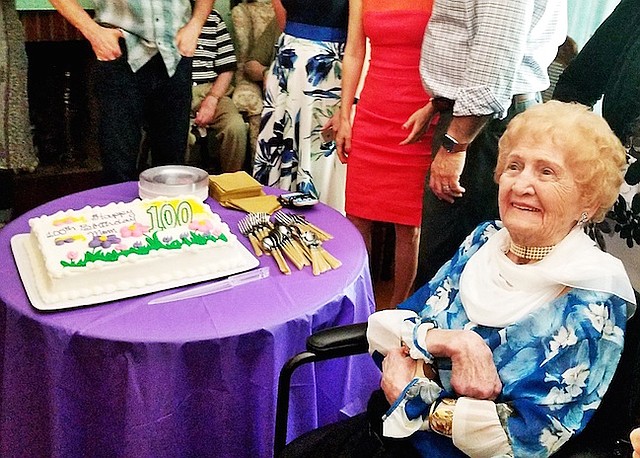 100 años celebrados con una sonrisa que no se borró de su rostro mientras que los invitados la rodeaban