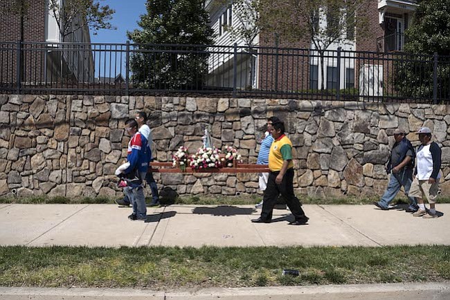 VIRGEN. Miembros del Comité Pro Bolivia cargan la Virgen de Socavón durante el carnaval de febrero 2016 caminando a lo largo del “Four Mile Run” en Arlington, Virginia.