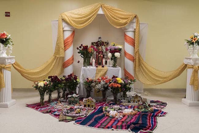 SANTA VERA CRUZ. El altar de 2016 de Santa Vera Cruz en Arlington, Virginia. Santa Vera Cruz es el comienzo del nuevo año agrícola, específicamente, el 3 de mayo, luego del carnaval, y del periodo de fertilidad. Durante Santa Vera Cruz, las personas dan gracias por lo que recibieron el año anterior, y piden por un buen nuevo año, dejando objetos que representan sus deseos en el altar. Luego, las personas le cantan a Santa Vera Cruz con sus comparsas.