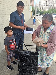 El sacrificio de aguantar calor o frío, caminar por varias millas o levantarse de madrugada a cocinar, lo recompensa con el fruto que da su negocio “por mis clientes yo estoy bendecida, porque, aunque sea un tamal o un arroz en leche me compran”. 