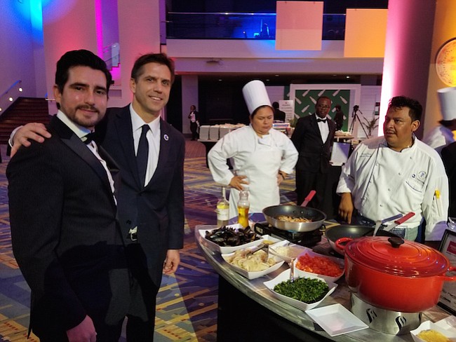 PROMOCIÓN. Rodrigo Contreras, Jefe del Departamento de Economía de la Embajada de Chile y José Miguel Barros, Jefe del Comité Comercial de Patagonia Mussels, junto al equipo culinario del pabellón de Chile en los RAMMY.