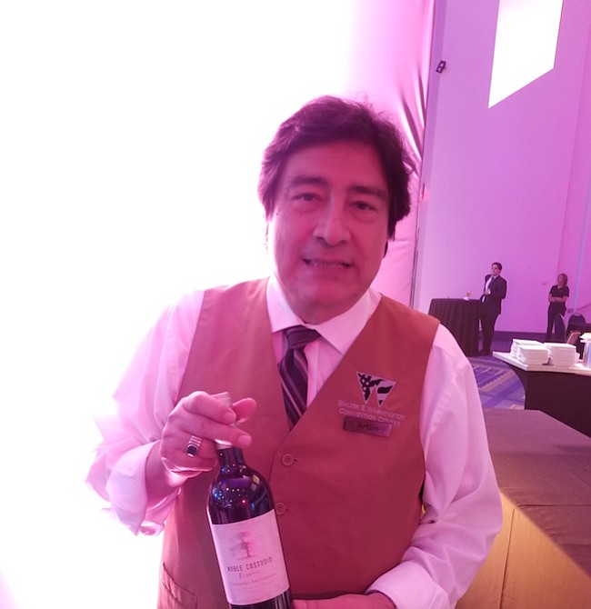 VINOS. Los vinos chilenos también estuvieron presentes. Arturo nos muestra una botella de Noble Custodio.
