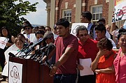 Jonathan Claros se enteró de la deportación cuando uno de sus hermanos lo llamó y le dijo que iba camino a El Salvador.