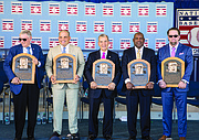 CONSAGRADOS. De izq. a der.: El ex Comisionado de Grandes Ligas, Bud Selig, Iván Rodríguez, el ejecutivo John Schuerholz, Tim Raines y Jeff Bagwell, los cinco nuevos miembros del Salón de la Fama del Béisbol en Cooperstown, New York.