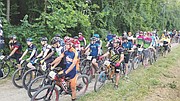 SALIDA. Javier Díaz (de anaranjado) junto al grupo de corredores en la Categoría Sport en Wakefield Park.
