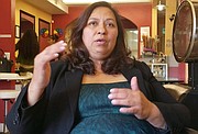 Gracias a la insistencia de Paula, aprobaron el examen en español para la licencia de barberos