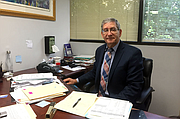 El doctor Ted Mazer, presidente electo de la California Medical Association, dice que algunos de sus pacientes atrasan pruebas y tratamientos por los deducibles y copagos altos asociados con sus planes.