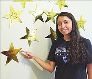La guatemalteca Rosa Reyes llegó de su país con dificultades para hablar inglés y mejoró su forma de expresarse gracias al programa de liderazgo del Latin American Youth Center (LAYC). Hoy la joven de 19 años siente que el LAYC cambió su vida. 