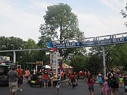 ELEVADO. El mono riel pasea a los visitantes por todo el parque.