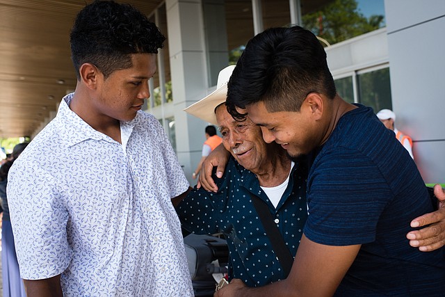 Lizandro Claros Saravia, de 19 años, y su hermano mayor, Diego Claros Saravia, de 22 años, recogen a su abuelo, Pedro Orellana, en el Aeropuerto Internacional de San Salvador el 16 de agosto. Los hermanos, inmigrantes indocumentados de Maryland, fueron deportados el 2 de agosto.