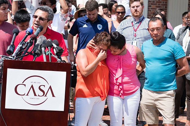 Gustavo Torres, director ejecutivo de CASA de Maryland, habla en una conferencia de prensa en la que denuncia la deportación del 2 de agosto de Lizandro y Diego Claros Saravia. A su derecha están los padres de los jóvenes, Lucia Saravia y José Claros Saravia, y su hermana mayor, Fatima Claros Saravia, de 25 años.