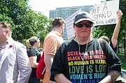 Angela King participa de la marcha en contra del odio en Boston el 19 de agosto. King, ex neo nazi, fue condenada a tres años de cárcel cuando tenía 23 por un crimen de odio. Es co fundadora de Life After Hate.