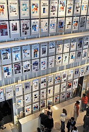 Los visitantes del Newseum miran las primeras páginas de los periódicos del 11 de septiembre de 2001.