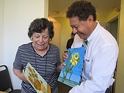 FELICES.  Isabel Hewstone con Mario Cristaldo, director interino de Vida Senior Centers.