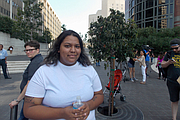 Maria García, de 22 años, dijo que pudo conseguir trabajo como recepcionista en un hotel de Los Ángeles, gracias a DACA. Su seguro a través de este empleo le permite recibir terapia física para una lesión en una rodilla. Ahora teme que la despidan y quedarse sin cobertura.