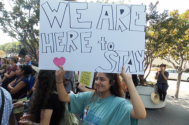 Jocelin Reyes, de 19 años, dijo que estar protegida de la deportación redujo sus temores y ansiedades. Pero ahora, la estudiante de la Universidad de California-Santa Bárbara aseguró que “su miedo se ha triplicado”.