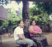 Larissa con la tía Yapa