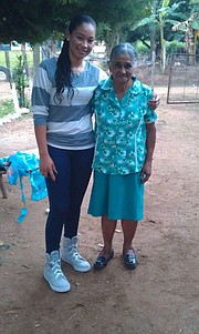 Larissa Paz con su abuela Berta Núñez.