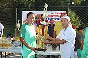 CAPITANA. Larissa Paz recibe el trofeo que ganó La Selecta femenil como subcampeón de la Liga Femenina de Herndon.