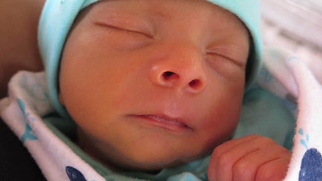 El pequeño duerme tranquilo con tan solo un mes de nacido.