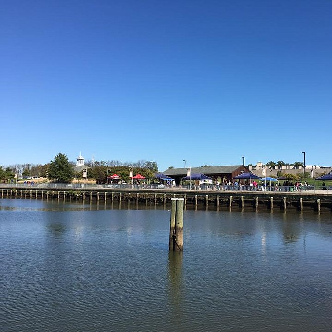 RÍO. Una hermosa vista de otoño del rio Anacostia en el Waterfront Park de Bladensburg, MD.