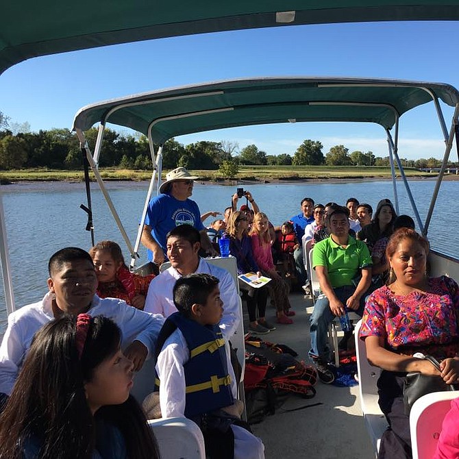 PASEO. El presidente de Anacostia Wateshed Society, Jim Foster es el guía en este paseo en bote por el rio Anacostia.