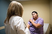 La doctora Olga Meave examina a la paciente Verónica Ayon en la Clínica Sierra Vista, en Bakersfield, California, el 4 de agosto de 2017. Ayon dice que se siente más cómoda con Meave porque comparten el idioma y las tradiciones.