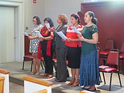 CORO. Durante la eucaristia en la Iglesia St. Michael.