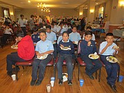 COMUNIDAD. Niños, padres, administradores y personal docente de la Escuela San Miguel, congregados en la Iglesia St. Michael de Silver Spring durante la celebración del Mes de la herencia Hispana el 6 de octubre.