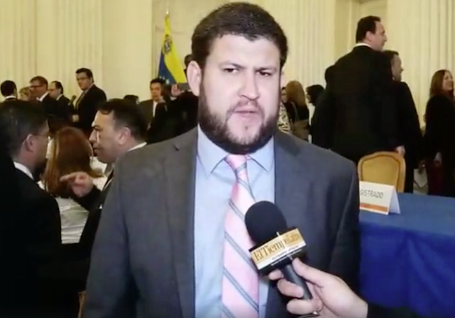 David Smolansky, alcalde del municipio El Hatillo (perseguido por el régimen): El acto de hoy no es simbólico, recordemos que fueron magistrados designados por la Asamblea Nacional, el legítimo parlamento electo por los venezolanos hace dos años. Necesitamos rescatar el Estado de Derecho, porque hoy el poder judicial es uno de los principales pilares de la dictadura, con más de 90% de impunidad, persiguiendo a cualquiera que piense distinto y avalando la represión de los cuerpos de seguridad.