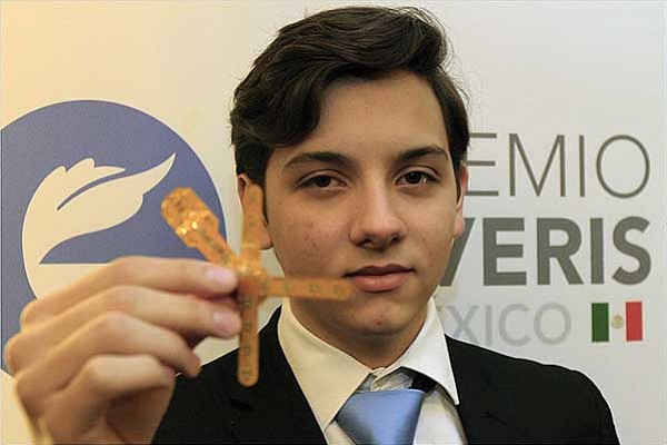 Joven mexicano inventó brasier que detecta cáncer de mama