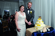 TRADICIÓN. Michelle y Derek Van Der Werf parten el pastel de bodas.