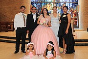 FAMILIA. De izq. a der.: Ray Abadía, Luis Armando, Emily, Aracely y Anna Reyes en la Iglesia St. Catherine.